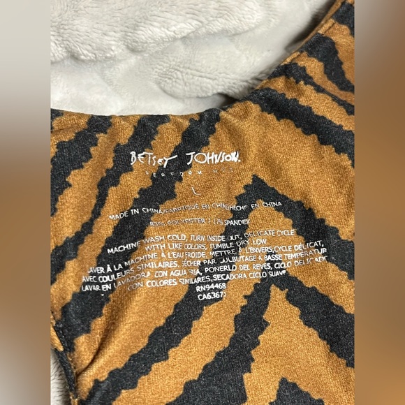 Betsy Johnson Tiger Stripe Sports Bra - Picture 3 of 4